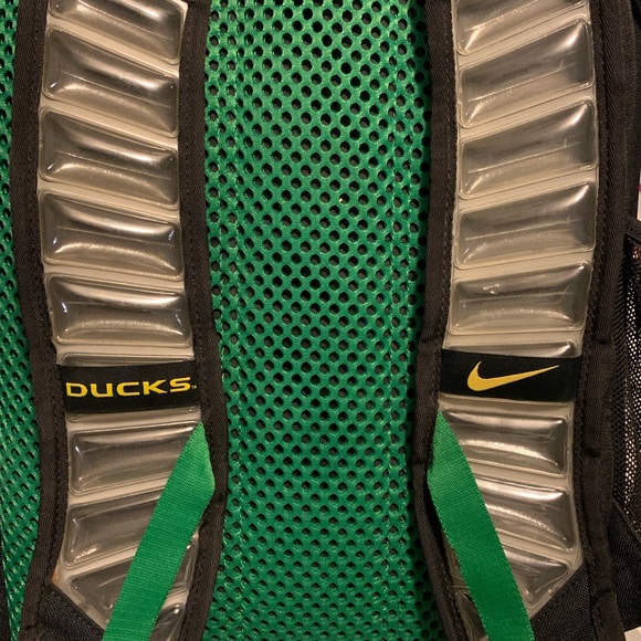 Oregon Ducks Nike Utility Heat Air Team Backpack Training Black Green Graphic - Picture 4 of 14